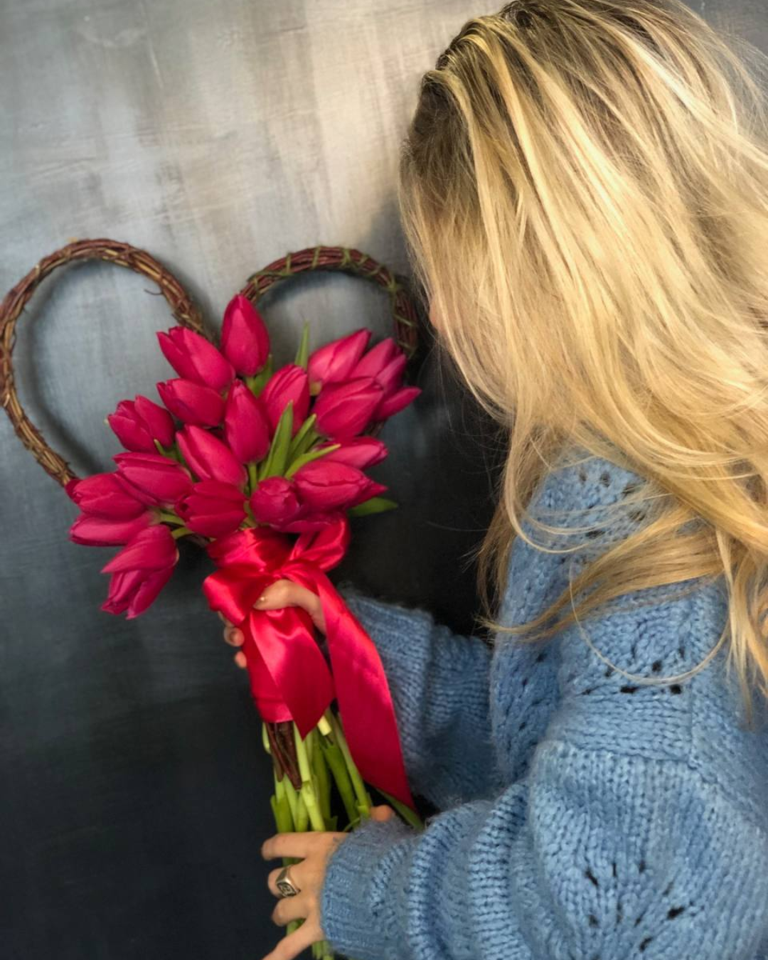 Mazzo di tulipani con cuore di legno