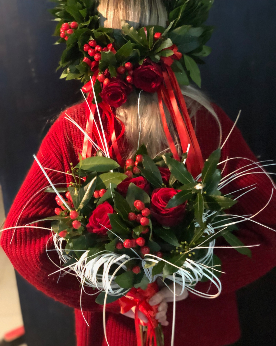 Corona di laurea con nastro e fiori