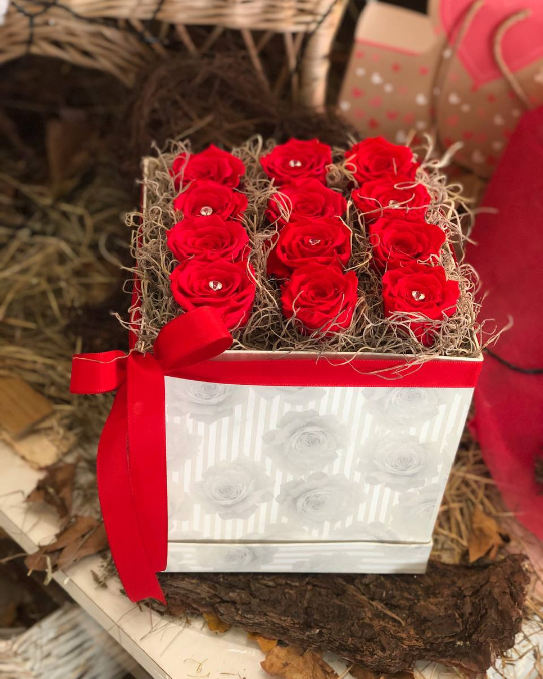 Cubo di rose senza tempo con brillantini