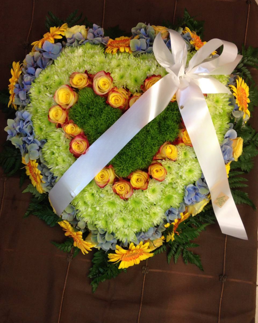 Cuore fiori misti di stagione con Nastro