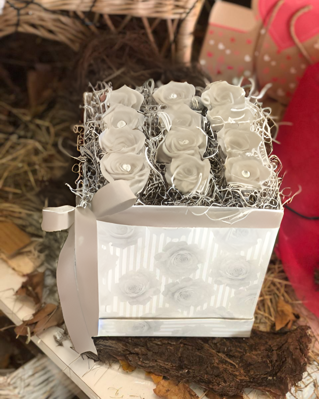 Cubo di rose fresche con brillantini