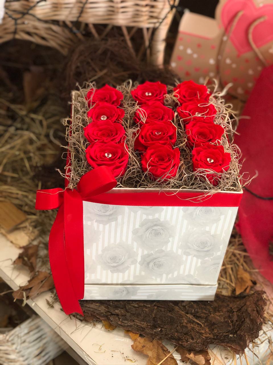 Cubo di rose fresche con brillantini